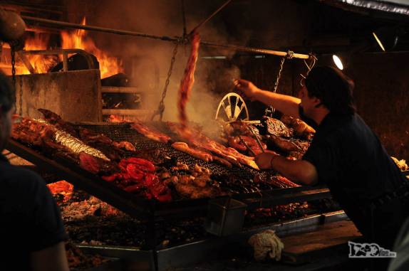 Abundância e variedade de carnes nos restaurantes do Mercado del Puerto, no Centro Velho de Montevideo, no Uruguai